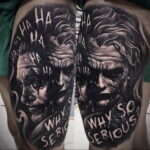 Фото тату на спине, изображающее лицо Джокера с надписью "WHY SO SERIOUS?". Реалистичный черно-белый портрет с детальной проработкой.
