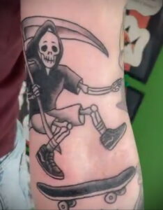 Фото тату со скейтбордом 19.06.2021 №091 - skateboard tattoo - tatufoto.com