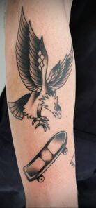 Фото тату со скейтбордом 19.06.2021 №093 - skateboard tattoo - tatufoto.com
