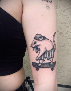 Фото тату со скейтбордом 19.06.2021 №095 - skateboard tattoo - tatufoto.com