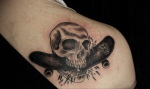Фото тату со скейтбордом 19.06.2021 №096 - skateboard tattoo - tatufoto.com