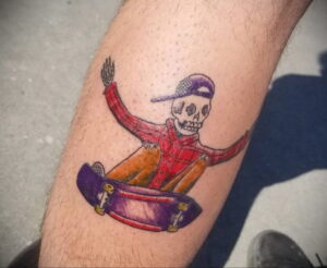 Фото тату со скейтбордом 19.06.2021 №097 - skateboard tattoo - tatufoto.com