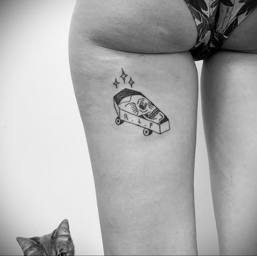 Фото тату со скейтбордом 19.06.2021 №182 - skateboard tattoo - tatufoto.com