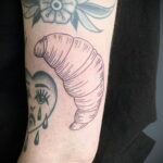 Фото татуировки круассан 05.06.2021 №013 - croissant tattoo - tatufoto.com