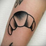 Фото татуировки круассан 05.06.2021 №014 - croissant tattoo - tatufoto.com