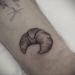 Фото татуировки круассан 05.06.2021 №019 - croissant tattoo - tatufoto.com