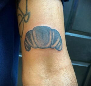 Фото татуировки круассан 05.06.2021 №047 - croissant tattoo - tatufoto.com