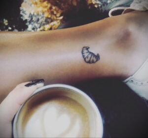 Фото татуировки круассан 05.06.2021 №048 - croissant tattoo - tatufoto.com