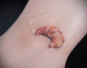 Фото татуировки круассан 05.06.2021 №049 - croissant tattoo - tatufoto.com