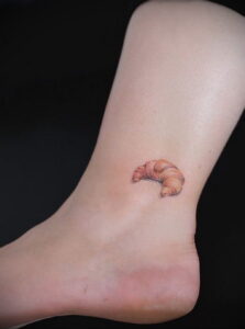 Фото татуировки круассан 05.06.2021 №050 - croissant tattoo - tatufoto.com