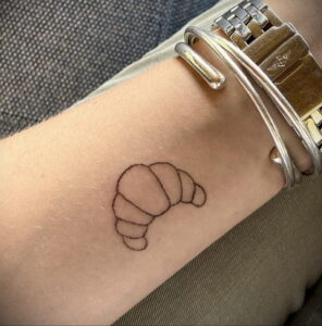 Фото татуировки круассан 05.06.2021 №051 - croissant tattoo - tatufoto.com