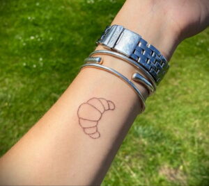 Фото татуировки круассан 05.06.2021 №052 - croissant tattoo - tatufoto.com