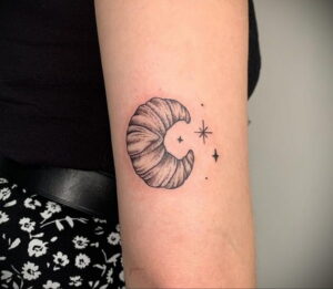 Фото татуировки круассан 05.06.2021 №053 - croissant tattoo - tatufoto.com