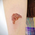 Фото татуировки круассан 05.06.2021 №067 - croissant tattoo - tatufoto.com