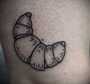 Фото татуировки круассан 05.06.2021 №079 - croissant tattoo - tatufoto.com