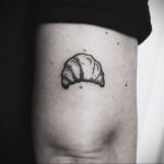 Фото татуировки круассан 05.06.2021 №081 - croissant tattoo - tatufoto.com