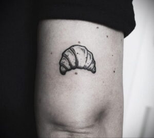 Фото татуировки круассан 05.06.2021 №081 - croissant tattoo - tatufoto.com