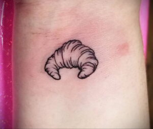 Фото татуировки круассан 05.06.2021 №083 - croissant tattoo - tatufoto.com