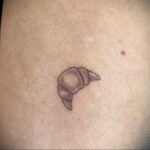 Фото татуировки круассан 05.06.2021 №092 - croissant tattoo - tatufoto.com