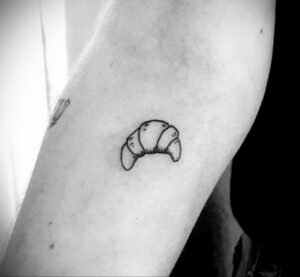 Фото татуировки круассан 05.06.2021 №098 - croissant tattoo - tatufoto.com