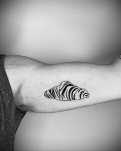 Фото татуировки круассан 05.06.2021 №102 - croissant tattoo - tatufoto.com