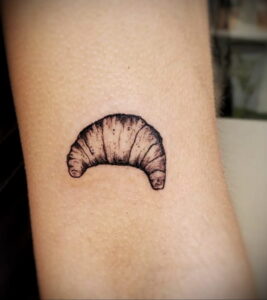 Фото татуировки круассан 05.06.2021 №104 - croissant tattoo - tatufoto.com