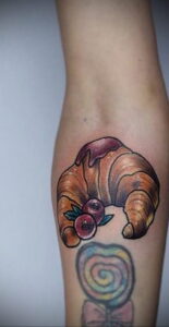 Фото татуировки круассан 05.06.2021 №106 - croissant tattoo - tatufoto.com