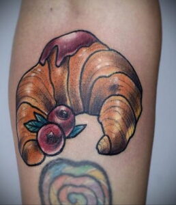 Фото татуировки круассан 05.06.2021 №107 - croissant tattoo - tatufoto.com