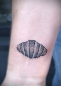 Фото татуировки круассан 05.06.2021 №110 - croissant tattoo - tatufoto.com