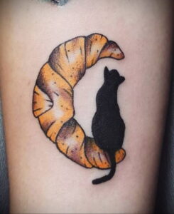 Фото татуировки круассан 05.06.2021 №111 - croissant tattoo - tatufoto.com