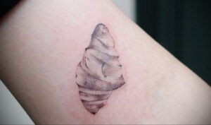 Фото татуировки круассан 05.06.2021 №113 - croissant tattoo - tatufoto.com