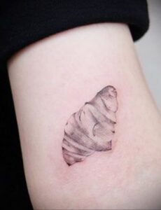 Фото татуировки круассан 05.06.2021 №114 - croissant tattoo - tatufoto.com