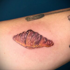 Фото татуировки круассан 05.06.2021 №124 - croissant tattoo - tatufoto.com