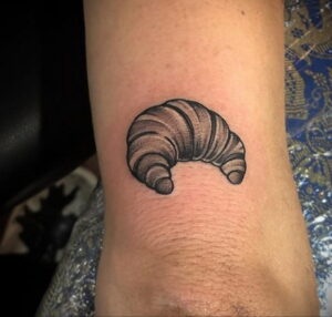 Фото татуировки круассан 05.06.2021 №137 - croissant tattoo - tatufoto.com