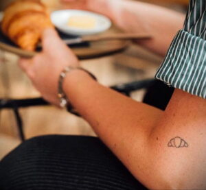 Фото татуировки круассан 05.06.2021 №138 - croissant tattoo - tatufoto.com