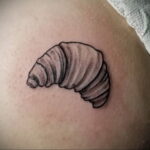 Фото татуировки круассан 05.06.2021 №139 - croissant tattoo - tatufoto.com