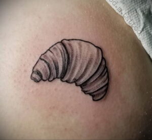 Фото татуировки круассан 05.06.2021 №139 - croissant tattoo - tatufoto.com