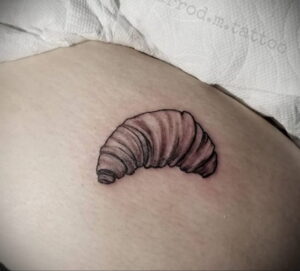 Фото татуировки круассан 05.06.2021 №140 - croissant tattoo - tatufoto.com