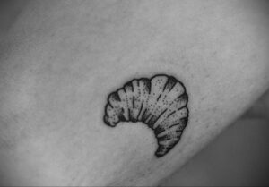 Фото татуировки круассан 05.06.2021 №145 - croissant tattoo - tatufoto.com