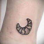 Фото татуировки круассан 05.06.2021 №150 - croissant tattoo - tatufoto.com