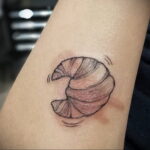 Фото татуировки круассан 05.06.2021 №156 - croissant tattoo - tatufoto.com