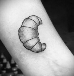 Фото татуировки круассан 05.06.2021 №173 - croissant tattoo - tatufoto.com