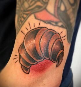 Фото татуировки круассан 05.06.2021 №179 - croissant tattoo - tatufoto.com