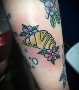 Фото татуировки круассан 05.06.2021 №180 - croissant tattoo - tatufoto.com