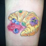 Фото татуировки круассан 05.06.2021 №185 - croissant tattoo - tatufoto.com