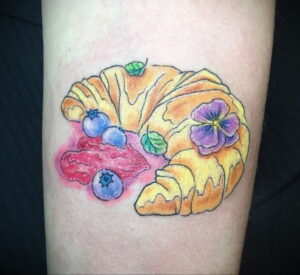 Фото татуировки круассан 05.06.2021 №185 - croissant tattoo - tatufoto.com