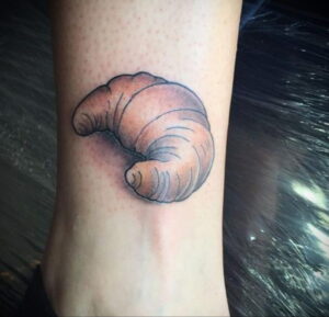 Фото татуировки круассан 05.06.2021 №186 - croissant tattoo - tatufoto.com