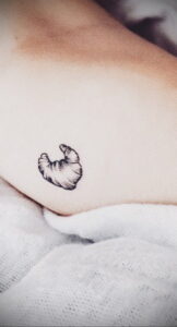 Фото татуировки круассан 05.06.2021 №191 - croissant tattoo - tatufoto.com