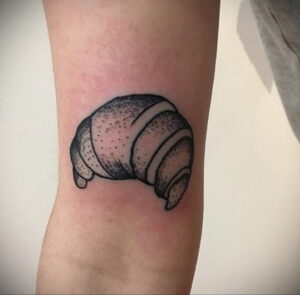 Фото татуировки круассан 05.06.2021 №192 - croissant tattoo - tatufoto.com