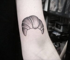 Фото татуировки круассан 05.06.2021 №195 - croissant tattoo - tatufoto.com